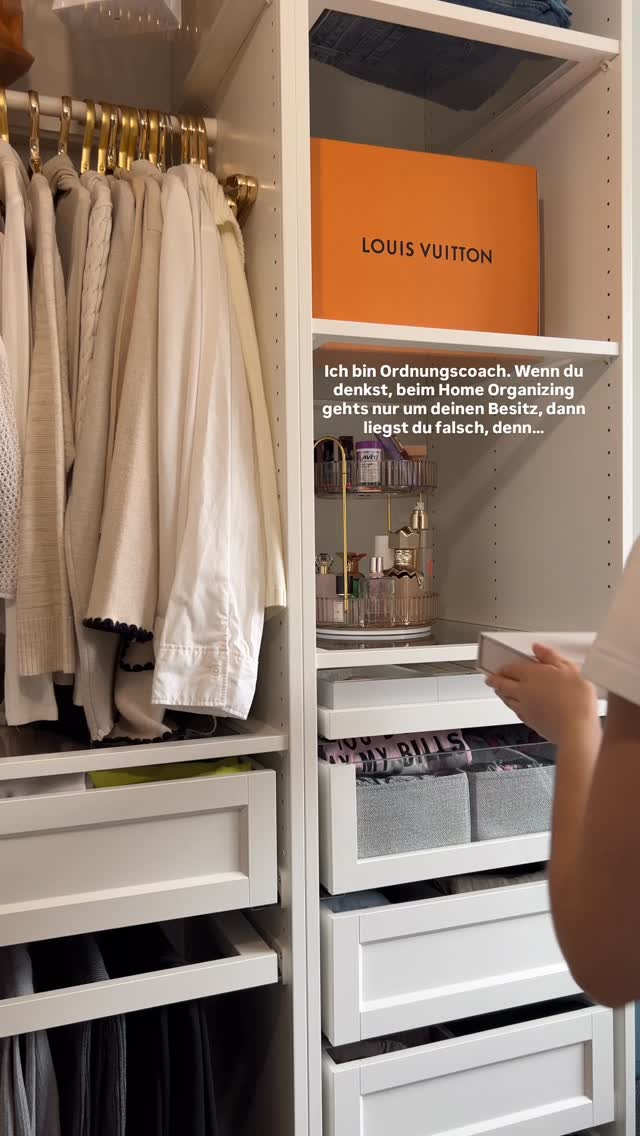 …es geht um dich. Punkt.
Beim Home Organizing schaffen wir wieder Platz für dich, für deine Persönlichkeit. Für die Identität von dir, die du heute bist und nicht die, die du einmal warst.
Home Organizing funktioniert nur, wenn du DICH ins Zentrum stellst. Wenn du aufhörst, dich hinter all dem Kram, der in deinem Zuhause rumliegt, zu verstecken.
Bist du bereit diesen SHIFT für dich zu machen?
Schreibe mir eine dm und lass uns endlich loslegen!
.
.
.
.
.
.
home organizing | decluttering | familienalltag | ordnungssysteme | ordnung schaffen | schweiz | aufräumhilfe | bern | organisieren | kleiderschrank | aufräumen | thehomeedit
#thun #loslassen #minimalismus #mariekondo #ordnungstipps