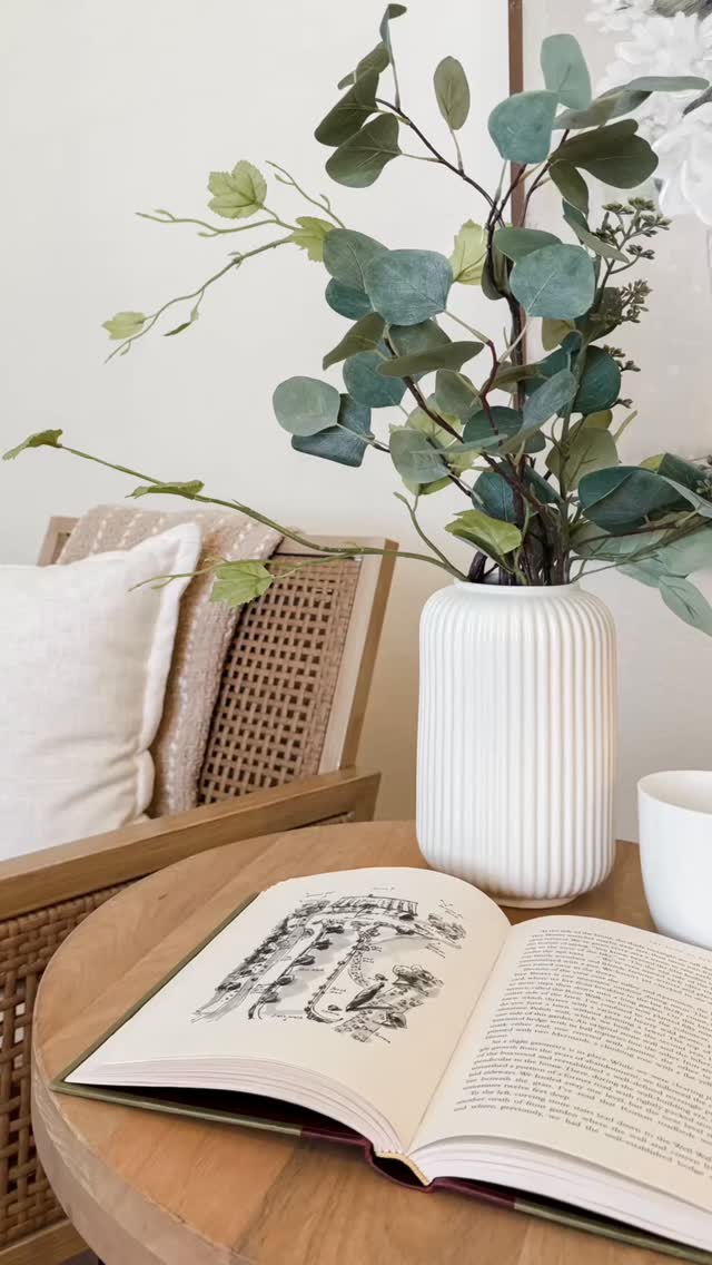 It’s the simple touches. 🤍
A lamp softly glowing in the corner.
Fresh florals on the table.
Layered pillows.
A rug that warms up the whole room.
None of it is loud. None of it is overdone.
But together? It changes everything.
Because here’s the truth:
If you don’t feel something when you walk into a house… you won’t buy it.
Buyers don’t fall in love with square footage.
They fall in love with how a home makes them feel.
Comfort.
Warmth.
Possibility.
Belonging.
That emotional connection?
That’s what staging creates.
It’s not about “stuff.”
It’s about telling a story — so when a buyer walks in, they don’t see a property…
They see their life there.
And that’s why we stage. ✨