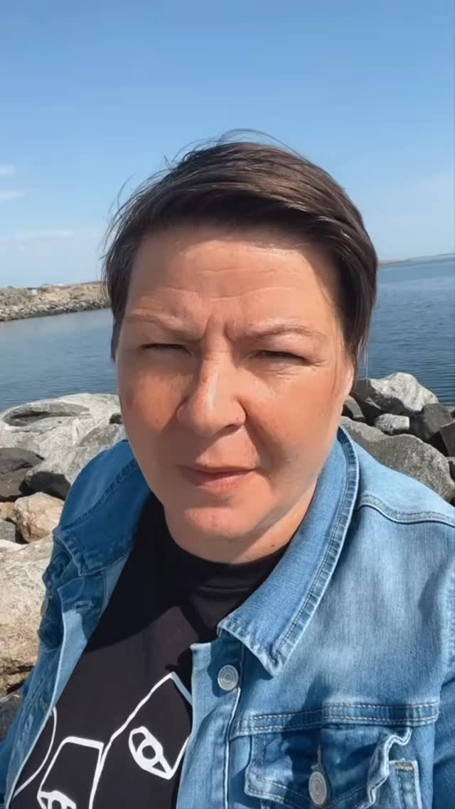 Sätt dig ner med papper och penna och börja skriva.📄 🖊️
Skapa en relation till kärleken då det är ”DIN” relation till kärleken allt grundar sig i.
Släpper vi in den och skapar en trygg och vacker relation till den så har du öppnat upp för att ta emot den.
Det är aldrig kärleken från andra människor eller saker som ger oss den kontakten för allt utgår från ”DIG”.
Allt grundar sig i din relation till vad du vill ha i ditt liv.
Så skriv det vackraste kärleksbrevet du någonsin har skrivit.
Önskar du göra det här fullt så skriv ett brev från kärleken till dig och se vad som sker.
Mina kunder brukar fråga om de ska bränna upp detta kärleksbrev och mitt svar blir: ”Vill du inte behålla ett kärleksbrev”?😉
Vill du prova det här?🖊️📄❤️
#kärlek
#brev
#kärleksbrev
#relation