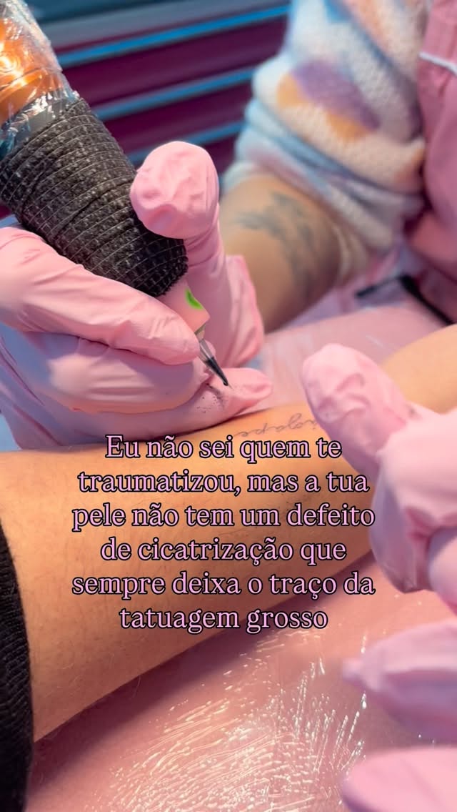 Eu recebo taaantas mensagens de clientes que fizeram uma tatuagem e a linha expandiu. Agora tem medo de voltar a tatuar, porque acreditam que a pele tem algum “defeito de cicatrização”. Na grande maioria das vezes, o problema foi mesmo na técnica de execução da tatuagem: a tinta usada não era de boa qualidade, a agulha escolhida não era tão fina ou o tatuador aplicou força demais, passando da camada correta da pele. Mas também pode ser resultado de falta de cuidados durante a cicatrização: expor a pele ao sol logo após tatuar, mergulhar no mar ou piscina com tatuagem recém-feita, não proteger a tatuagem durante sessões de depilação a laser, apanhar uma infeção, entre outros. Ou seja, muitos fatores podem influenciar no resultado final da tatuagem. Por tudo isso, eu duvido que a resposta seja apenas “a minha pele não aceita tatuagem de linha fina” (eu já ouvi isso!). Quando eu tatuo, tenho sempre o cuidado de não forçar em excesso para não correr o risco do traço engrossar. Depois retocamos se for necessário, mas assim evito passar da camada correta da pele. Vem tatuar comigo para descobrir se a sua pele aceita traço fino! 😝