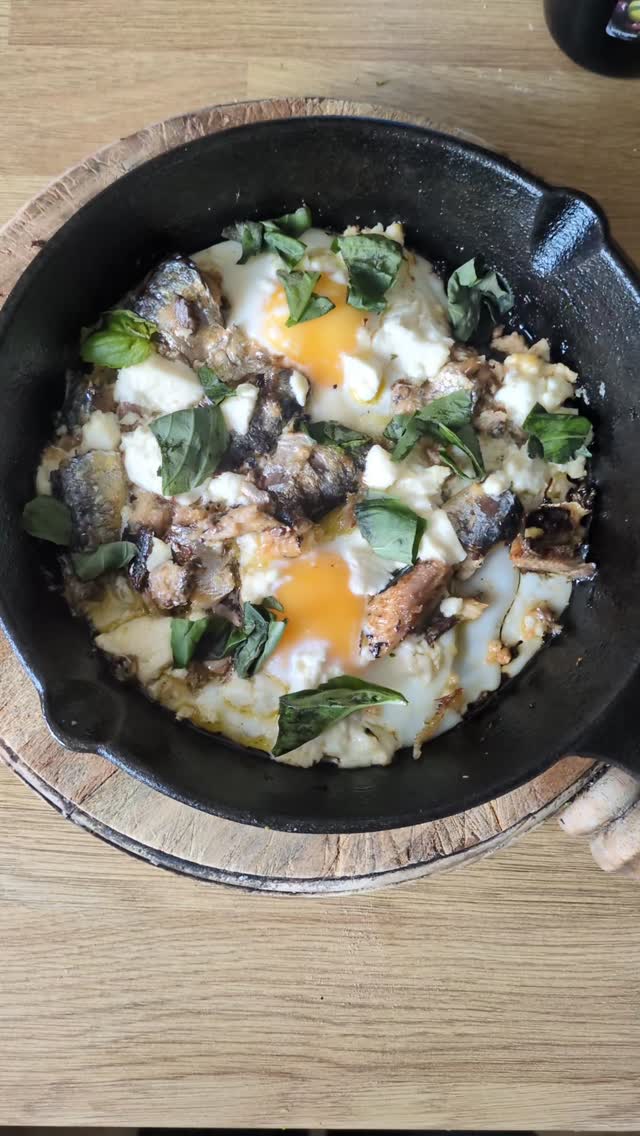 Omega-3s are one of the most common nutrients missing from my clients food diaries.
These essential fats play a key role in reducing inflammation, supporting brain health, balancing mood, improving skin, and supporting heart health, yet many people aren’t getting enough.
🐟 simple way to remember the best food sources?
SMASH
S – Sardines
M – Mackerel
A – Anchovies
S – Salmon
H – Herring
These small, oily fish are rich in EPA and DHA, the most bioavailable forms of omega-3.
If SMASH isn’t showing up at least 2–3 times per week, omega-3 intake is likely low.
Low omega-3 intake can contribute to:
• Dry skin
• Poor concentration
• Low mood
• Joint stiffness
• Increased inflammation
Sometimes it’s not about what’s wrong in the diet, it’s about what’s missing.