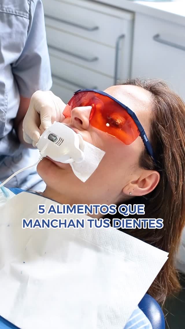 😬 5 alimentos que están manchando tus dientes (y quizá no lo sabías)
1️⃣ Café
2️⃣ Té
3️⃣ Vino tinto
4️⃣ Refrescos oscuros
5️⃣ Frutos rojos
No significa que tengas que eliminarlos.
Significa que debes consumirlos con moderación y cuidar tu higiene después.
👉 Consejo profesional: espera 20-30 minutos antes de cepillarte si has tomado algo ácido.
Una sonrisa blanca no depende solo del blanqueamiento…depende de tus hábitos diarios.
💬 ¿Cuál de estos consumes más? ¿Te gustaría hacerte un blanqueamiento?
Te leemos en comentarios🙌
📩 Guarda este reel y compártelo con ese amigo que no vive sin café. ☕
#EstéticaDental #BlanqueamientoDental #SaludBucal #ClínicaTresserra #SonrisaSana