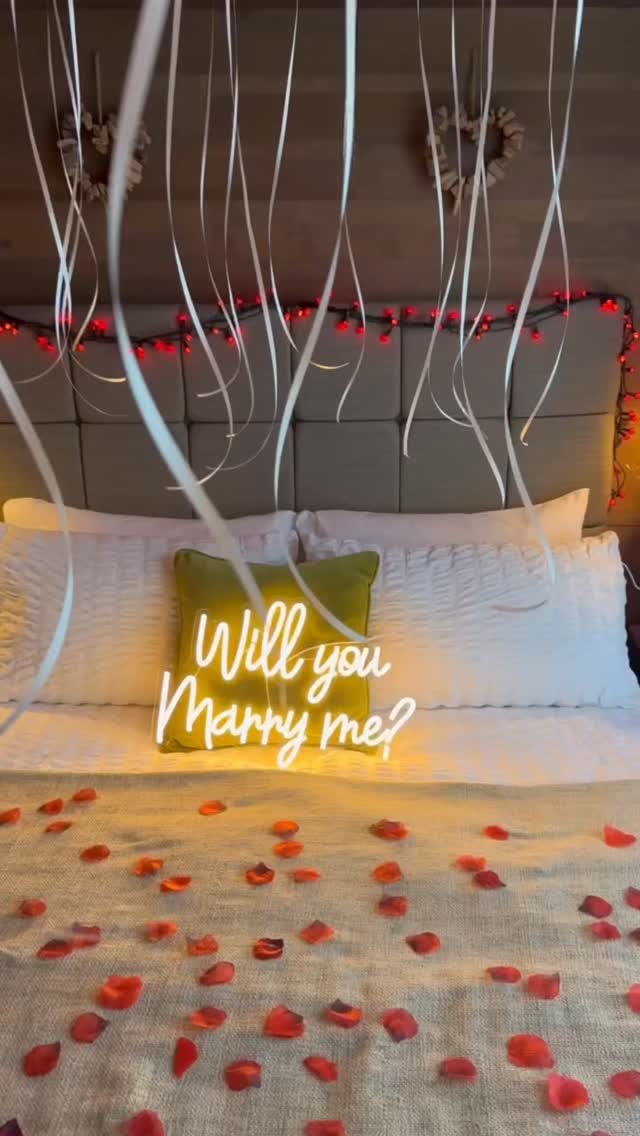 Balloons, flowers, and a moment theyโll never forget ๐๐ท๐
Bouquet: @bloomersfloristcheltenham ๐
#cotswolds #proposalideas #hotelroomproposal #engaged #proposal