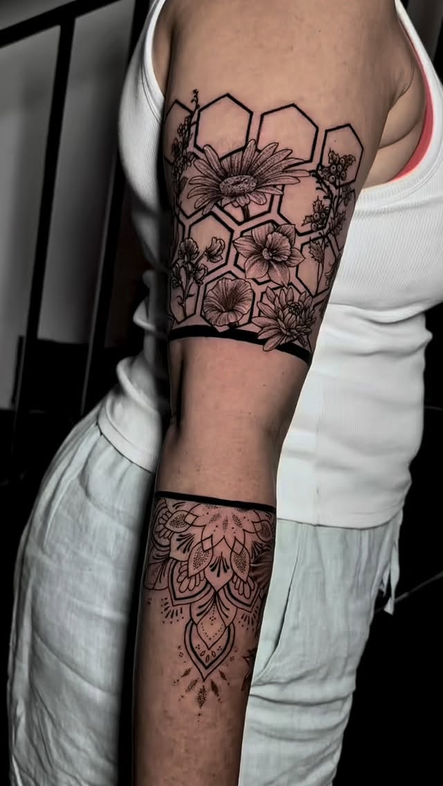 Beautiful flower ๐บ done โ
Book your spots now ๐๐พ
#flowertattoo #blackandgrayrealism #balitattoo #baliholiday #balitattoostudio