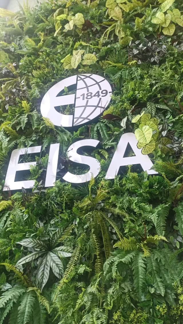 A importância do café na história do Brasil
Muito além da xícara do dia a dia, o café foi um dos maiores responsáveis pela transformação econômica e social do país.
Durante o chamado Ciclo do Café, no século XIX, o Brasil se tornou o maior produtor mundial. Estados como São Paulo e Minas Gerais cresceram economicamente, enquanto o Porto de Santos se consolidava como principal via de exportação.
A cidade de Santos , foi muito importante para a economia do Brasil, nesse período!!
Teve papel de destaque no mundo, com a Bolsa do Café.
O café: 🌱 Impulsionou a economia
🚂 Financiou ferrovias e infraestrutura
👥 Influenciou a imigração europeia
🏛️ Marcou a política na chamada República Velha
O grão que move o mundo também ajudou a construir a história do Brasil.
☕ Valorize nossa cultura, nossa raiz e nossa história.
#Café #HistóriaDoBrasil #Economia #CicloDoCafé #Educação
Obrigada @eisacafe por nos receber e aprimorar nosso conhecimento.