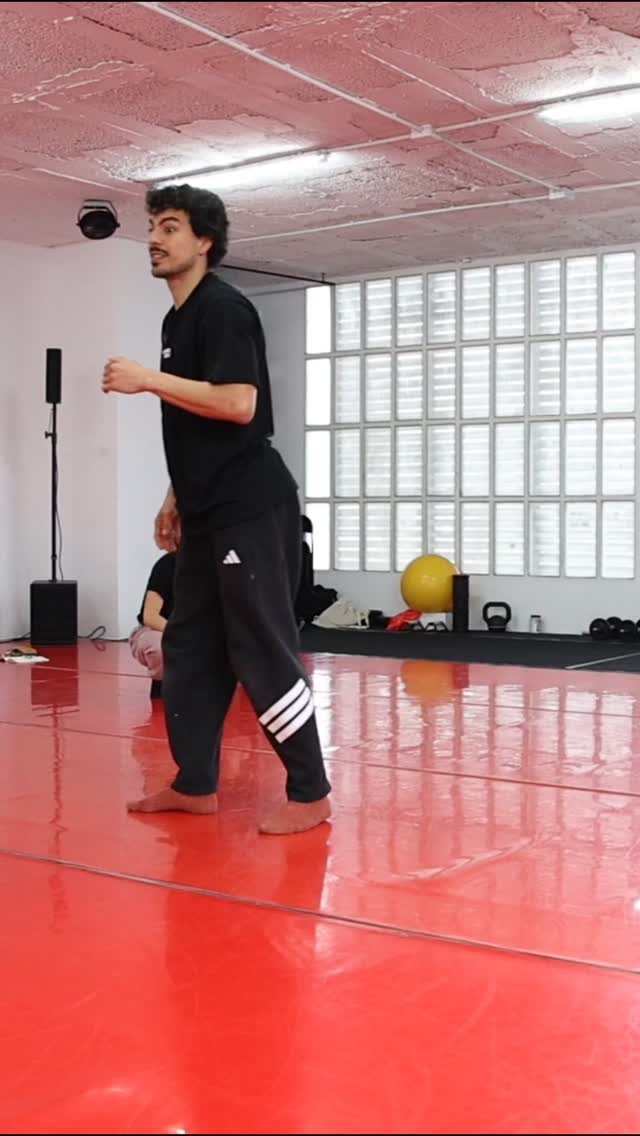 Aprende esta secuencia de footwork para breaking, con patrones infinitos ideales para crear conexiones fluidas y transiciones limpias entre pasos.
Estos recursos te ayudarán a mejorar tu flow, tu creatividad y tu capacidad de improvisación dentro del breakdance, integrando técnica, ritmo y control corporal en cada movimiento.
Explora nuevas combinaciones, juega con los niveles y descubre cómo enlazar tus pasos sin cortes, creando un estilo más orgánico y personal.
Déjame en comentarios si te ha parecido fácil o difícil y en qué parte sentiste mayor desafío 👣🔥
#Breaking #Breakdance #Footwork #DanzaUrbana #FlowMovement
