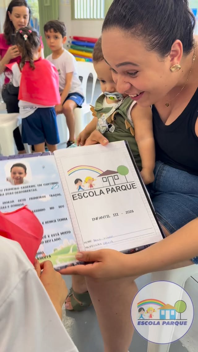 Hoje realizamos a cerimônia de entrega do primeiro caderno na turma do Infantil 3. Foi um momento muito especial, repleto de alegria e emoção. As crianças ficaram encantadas com seus cadernos, e as famílias se emocionaram ao vivenciar esse momento tão significativo na trajetória escolar dos pequenos. 💛📚