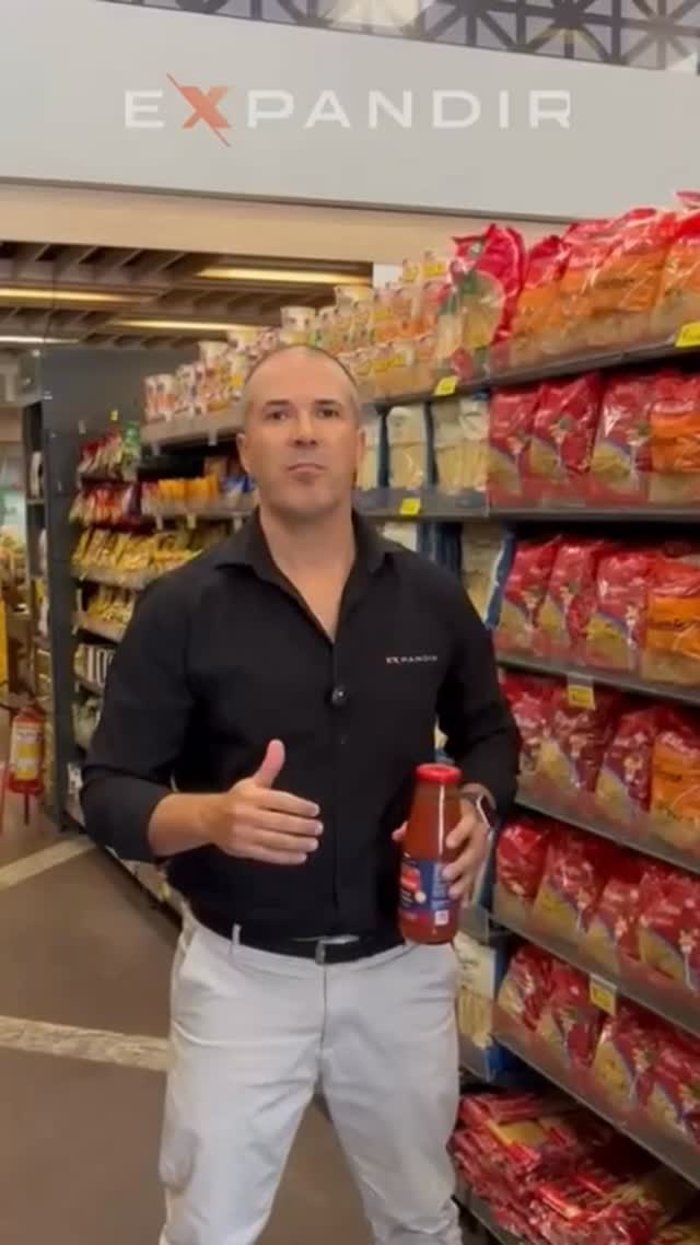 No vídeo, nosso especialista e consultor Janer Costa compartilha insights práticos sobre cross merchandising, destacando que a estratégia eficiente não é apenas aproximar produtos correlatos, mas posicionar itens de menor giro e maior margem junto a produtos de alto giro, estimulando a compra por impulso e ampliando a rentabilidade. Não basta colocar qualquer molho ao lado da massa, o foco deve estar no item de maior valor agregado.
Outros exemplos estratégicos de cross merchandising para aumentar o ticket médio e a lucratividade da loja:
Panela de pressão junto ao feijão
Queijos especiais e salames importados + vinhos.
Granola premium + iogurtes naturais/proteicos.
cafés + xícaras ou copos térmicos (bazar).
Filtro de papel + cafés especiais.
Temperos diferenciados e moedores + carnes in natura.
Papel alumínio ou saco para assar + aves temperadas.
Leite condensado premium + frutas para sobremesa (morango, banana).
Molho para salada no hortifruti #supermercados #atacadoevarejo