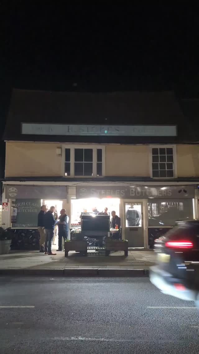 What a baaa...rilliant night with @steelesbutchersdunmow 🙌
We're #roundtable, a young men's group 👨 in Great Dunmow that meets up every other week to socialise whether it be trying a new sport, experience or, in last night's case, a new skill... Butchery! 🔪
If you're looking to make new friends, spice up your social life and get involved with the Dunmow community, send us a message 💬 for details of our next social 🙌