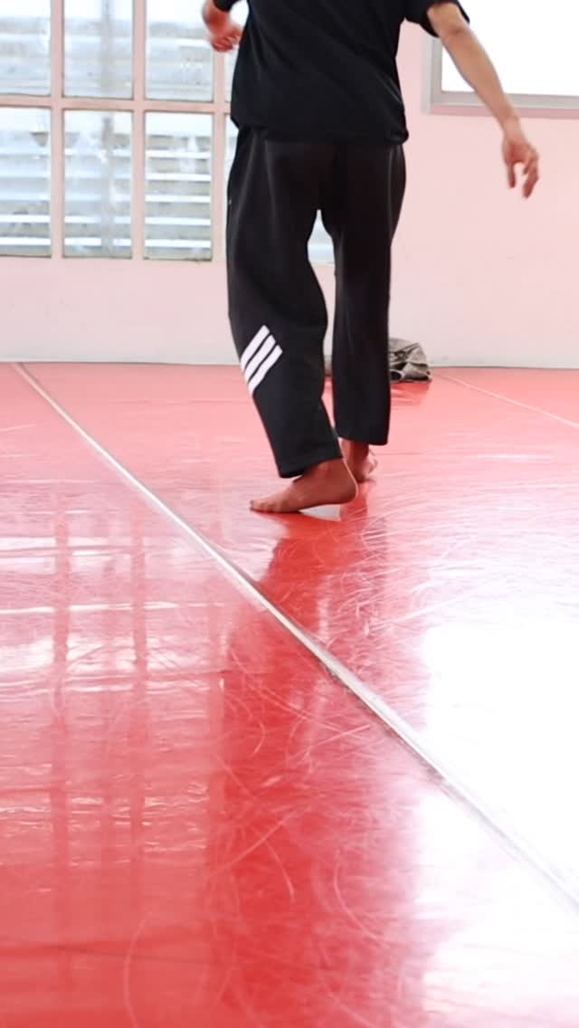 Una serie avanzada conectando footwork con trabajo de floor: una propuesta pensada para quienes quieren llevar su breaking a un nivel más técnico y consciente.
Este tipo de entrenamiento combina transiciones fluidas, cambios de nivel y control corporal en el suelo. Personalmente, es un trabajo que me encanta… y que también me parece súper complicado, hasta que empiezas a entender las diferentes formas, ángulos y apoyos del cuerpo.
Cuando comprendes cómo distribuir el peso, cómo rotar desde la cadera y cómo usar hombros y manos como puntos de dirección, todo empieza a tener sentido. Las conexiones dejan de sentirse forzadas y el flow aparece de forma más natural.
Trabajar la relación entre footwork y floorwork no solo mejora tu creatividad en el breakdance, sino también tu coordinación, movilidad y conciencia espacial. Es un proceso técnico, pero también muy artístico.
Si estás entrenando transiciones avanzadas, este tipo de series te ayudará a:
• Mejorar tus conexiones entre pasos
• Entender los ángulos del cuerpo en el suelo
• Ganar fluidez en cambios de nivel
• Desarrollar un estilo más sólido y personal
#BreakingAvanzado #Footwork #Floorwork #BreakdanceTraining #flowmovement