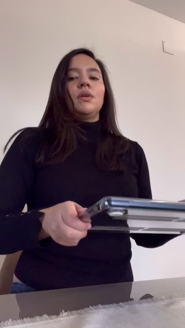 A client last week told me:
“I wait until 12 for lunch.
By 11, I’m starving.
And then I crave bread at 4.”
That’s not a willpower problem.
That’s what happens when meals are too small and protein is inconsistent 🧬
Here’s the pattern I see all the time:
small breakfast →
white-knuckling until lunch →
afternoon carb cravings 🍞 →
evening sweets 🍫 →
guilt the next morning 😔
Not because someone is “undisciplined.”
Because their body is under-fueled ⚡
So we didn’t cut more.
We added protein 💪
We stabilized meals 🍽️
We stopped waiting until hunger was unbearable
Progress doesn’t come from eating less forever.
It comes from giving your body enough to feel steady again 💚