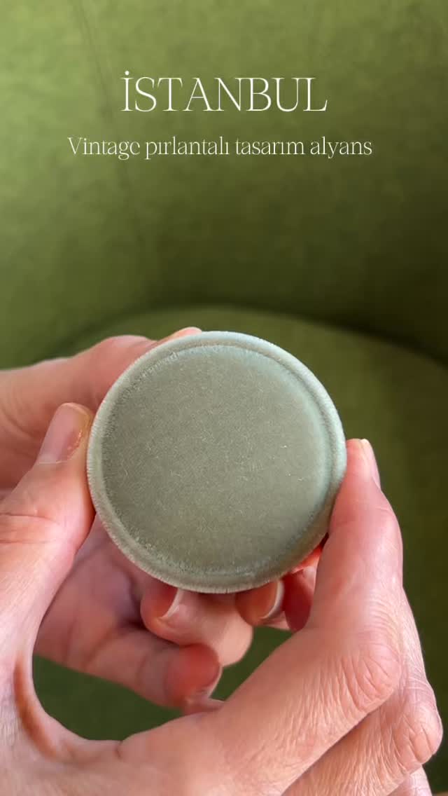 “Klasik bir alyanstan çok daha fazlasını arayanlar için..”
#evlilik #alyans #tasarımyüzük #vintagealyans #alyansmodelleri