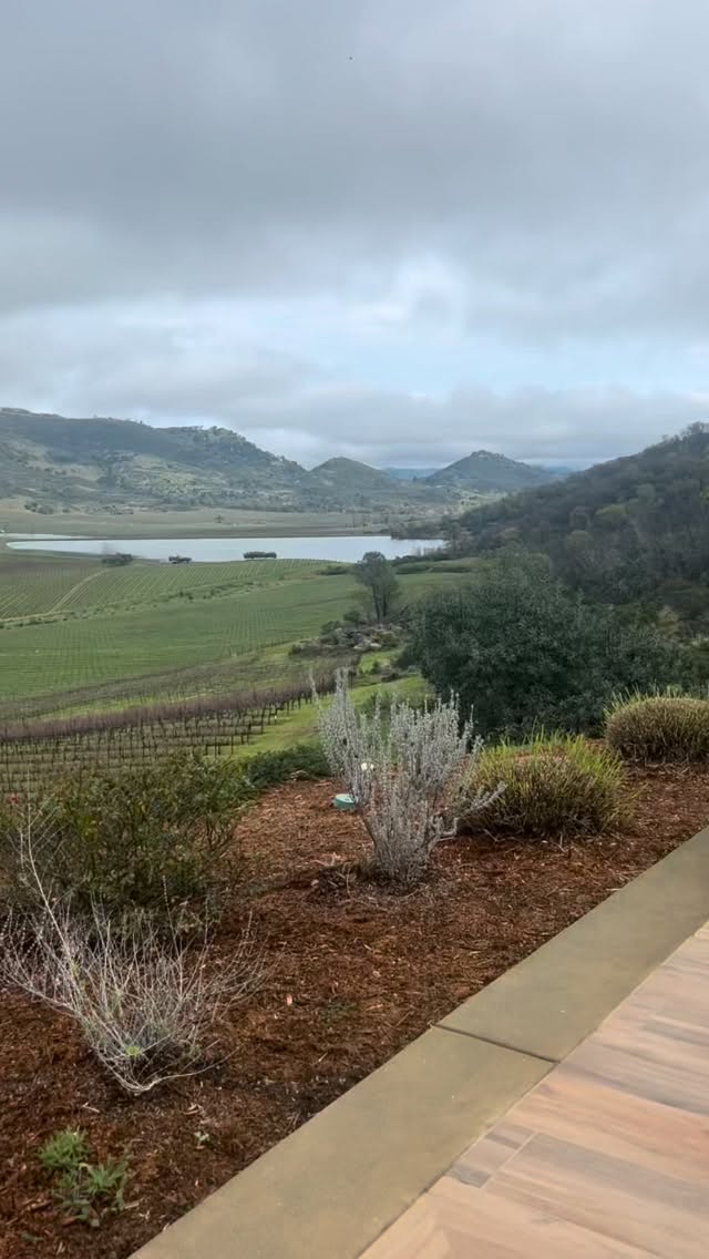 Antinori Napa Valley is a high-elevation winery on Atlas Peak. Owned by the historic Italian Antinori family. The winery offers private, reservation-only tastings that include cave tours and curated wine pairings. 🍇🍇🍷