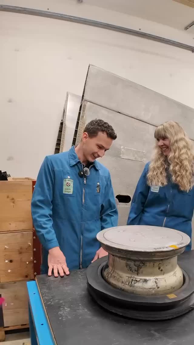 Keine leichte Aufgabe: Die Reifen waren fürs Museum mit Gummi ausgefüllt worden, weshalb wir sie ziemlich mühsam aufschneiden mussten.