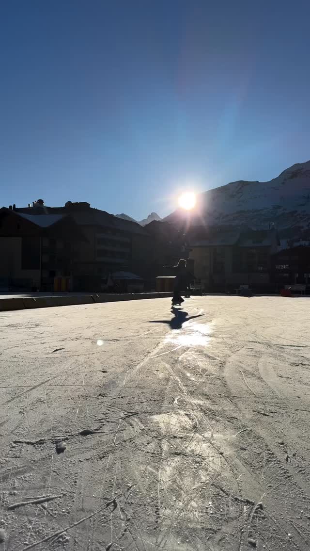 @yakimalee with fantastic spins on John Wilson Blades 🙌🔥 Outdoor rinks just hit different 🙏 #JohnWilsonBlades
📷️: @yakimalee
#MadeInSheffield #Skating #FigureSkater #AdultsSkateToo #IceRinks #Skater #AdultSkater #FigureSkate #IceRink #FigureSkatingLife #FigureSkating #IceSkating #AdultFigureSkating #IceSkates #FigureSkates #OutdoorSkating