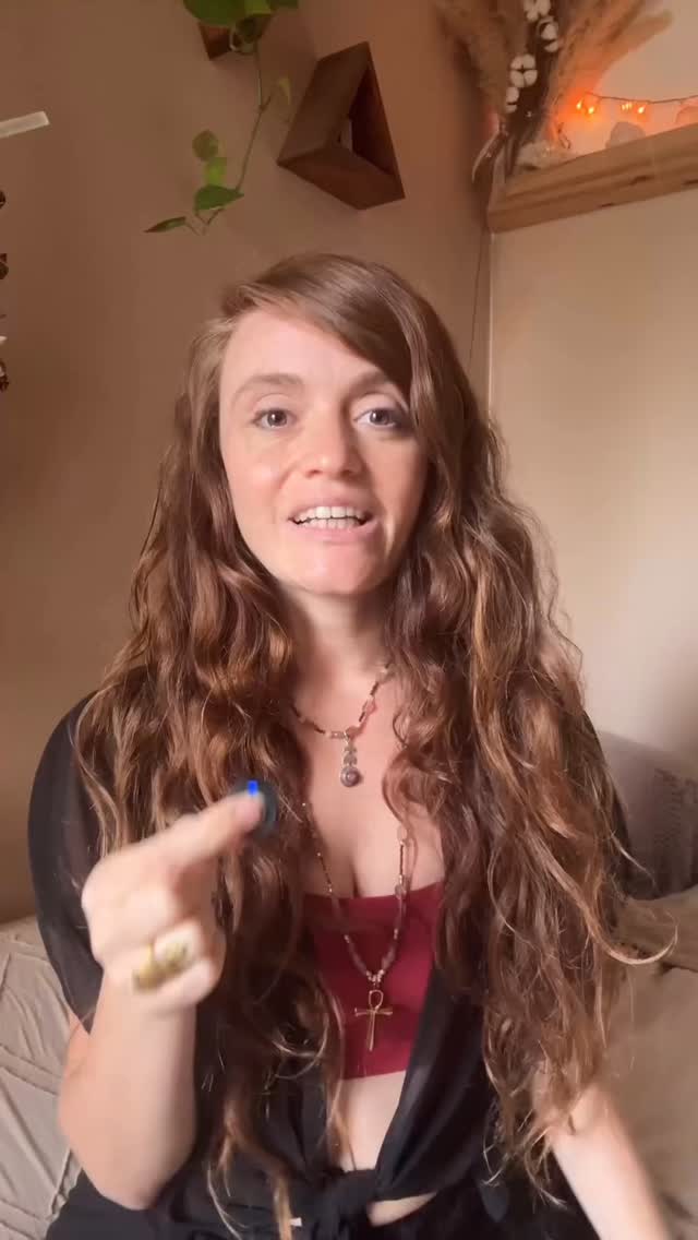  שמתם לב ששיפוטים והאשמות
ממש נחווים בגוף שלנו כתור אלימות?
זה לא סתם… זה ממש החלק הזה במח
שמזהה האשמות כתור סכנה…
וכל החיים למדנו להמנע ממנו,
שאם זה קורה צריך להוכיח שאנחנו צודקים והאחרים טועים,
זה מה שמכניס המון מהעולם לתקשורת בלופים וקונפליקטים שלא נגמרים…
יש גם דרך אחרת, דרך של פגיעות ואמת
וממש לא עם כולם נרצה לעשות את הדרך הזו,
אבל עם אלו שכן ונבחר לקרב אלינו