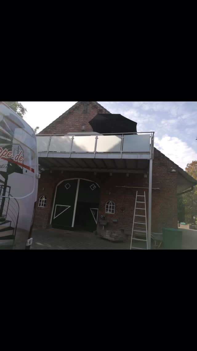 🔨 Balkonmontage Step by Step 🏗️
Heute zeigen wir euch, wie ein Balkon bei uns entsteht – Schritt für Schritt 💪
Mit unserem hauseigenen Minikran läuft die Montage präzise, effizient und sauber ab.
Von der Vorbereitung bis zur finalen Positionierung – Teamwork, Technik & Know-how machen den Unterschied. 🔝
So bringen wir Qualität auf den Punkt. VW
👉 Was sagt ihr zum Ergebnis?
👉 Mehr Einblicke hinter die Kulissen? #handmade #metallbau #stahlgeländertreppe #balkon #jekkominikran