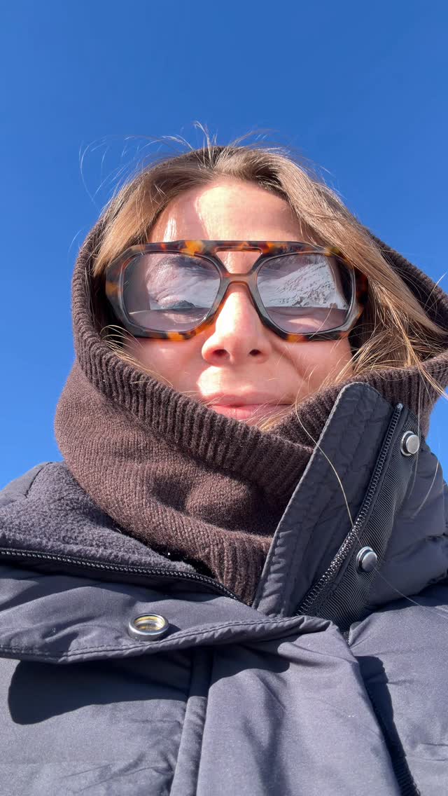 UPSIDE DOWN - 2 1/2 video shooting days for the new Sölden winter campaign — with this view. 🏔️🌞🚠📹 It’s a wrap.
#onset #advertising #crew #dressing #costumdesign