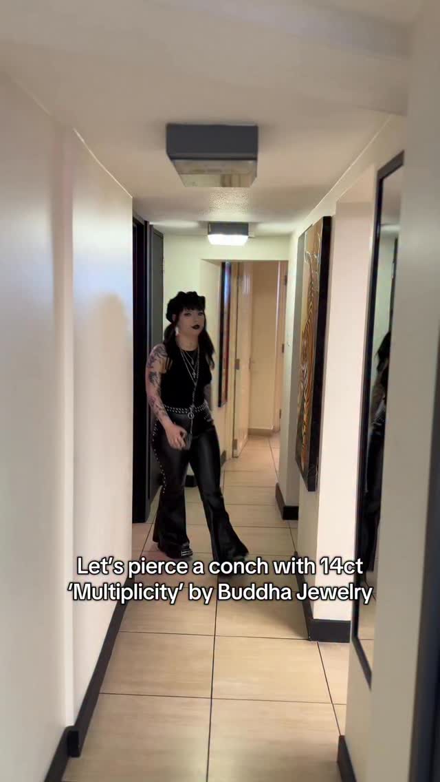 Let’s pierce a conch with 14ct gold piece ‘Multiplicity’ by @buddhajewelryofficial with @pleaseinsertpiercing
To book just click the link in bio babes 😘✌️
#piercing #conchpiercing #14ct #buddhajewelry #piercingstudio