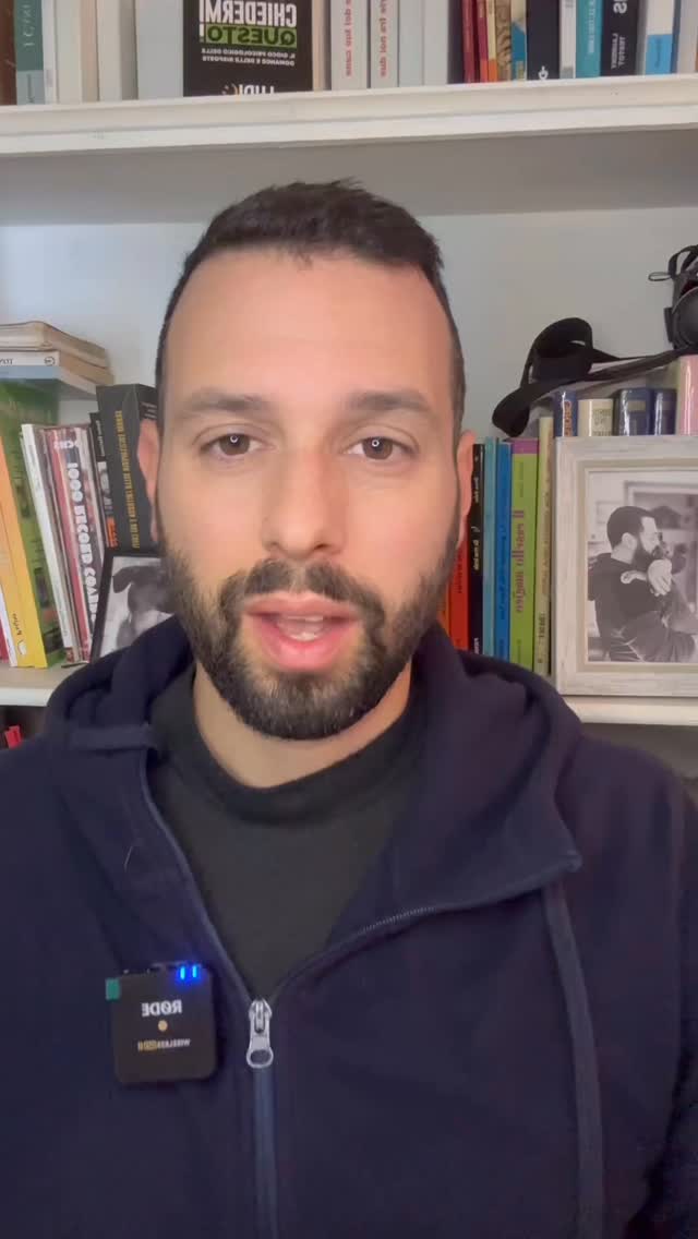 E se il problema non fosse il cane… ma la nostra fretta?
Viviamo nel “tutto e subito”: risultati immediati, risposte veloci, cambiamenti rapidi.
Ma il cane non abita il nostro tempo.
Ha i suoi ritmi, le sue fasi, le sue elaborazioni.
Crescere insieme significa rispettare i suoi tempi, non forzarli.
Perché la relazione non si addestra… si costruisce. 🐾
🎓 Se vuoi diventare un professionista capace di rispettare davvero i tempi del cane, le iscrizioni al Corso Dog Sitter @takescareds chiudono il 21 marzo.
📲 Entra anche nel mio canale WhatsApp: trovi contenuti esclusivi, approfondimenti e aggiornamenti riservati. Vai nella bio!
#cinofilia #educazionecinofila #doglover #relazioneuomocane #benessereanimale