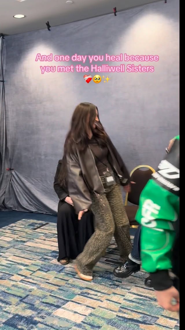 Mon rêve d’enfance merci 🥹 @unionconventions #charmed#halliwellsisters#hollymariecombs#piperhalliwell#paigematthews