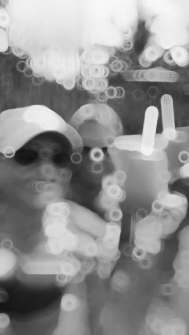 À cette période-là, on n’était pas encore en couple.
On se croyait sœurs.
On n’avait aucune idée de ce qui nous attendait.
On était en République Dominicaine, en juillet, le soleil sur la peau et le cœur tranquille…
Et pourtant, quelque chose se préparait déjà.
Aujourd’hui, on sait qu’on est des flammes jumelles.
On est en couple.
On prépare de gros projets professionnels ensemble.
On a trouvé une harmonie, une paix, une évidence.
Mais à l’époque ?
Ce n’était même pas dans notre champ des possibles.
Ni pour l’une, ni pour l’autre.
Ça nous est “tombé dessus”.
Et en même temps… c’était là depuis toujours.
On le savait quelque part.
Mais il y avait des résistances. Des peurs. Des blessures. Des histoires qui rendaient ce chemin inaccessible à nos personnalités d’alors.
Et pourtant.
La Vie nous a amenées exactement là où notre âme voulait nous emmener.
Tu peux essayer d’aller contre les élans de ton âme.
Tu peux résister.
Tu peux vouloir contrôler.
Mais si ton âme a prévu quelque chose pour cette incarnation, tout ce que tu construis en dehors de ce chemin finit par ne pas fonctionner.
Ça ne veut pas dire que tu es impuissant·e.
Ça veut dire que ton âme a une perspective plus élevée que ton mental.
Elle sait ce qui va vraiment te rendre heureux·se.
Nous, on n’aurait jamais imaginé cette version de notre vie.
Et aujourd’hui, on la trouve magnifique.
On est profondément reconnaissantes.
Alors si tu sens un appel, même incompréhensible…
Même inconfortable…
Même déroutant…
Suis-le.
Ton âme sait ce qu’elle fait.
On est guidé·e à chaque instant.
🧿 Dis-nous en commentaire si toi aussi, la Vie t’a déjà amené·e dans un endroit que tu n’aurais jamais pu imaginer… Et que finalement, tu trouves merveilleux.
Aude et Silvia
💜🔥👯♾️💸
#flammesjumelles #éveilspirituel #spiritualité #confiance #choixdincarnation