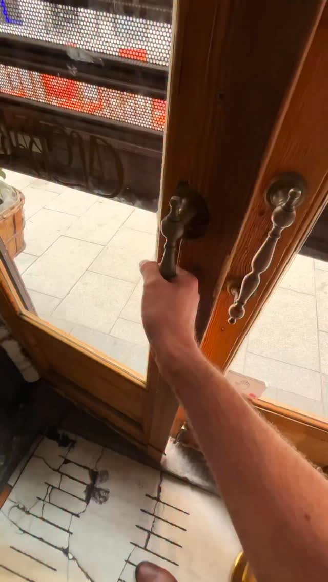 Ayer vivimos una experiencia increíble en el Café Barbieri, uno de los cafés más míticos de Madrid, abierto en 1902 en Lavapiés.
Alquilamos el espacio y lo transformamos en un auténtico set fotográfico. Fuimos con el grupo de fotografía de retrato y les propuse algo divertido: que vinieran vestidos elegantes para formar parte de la escena cuando no estuvieran disparando. Así, todo el mundo se convertía en personaje dentro de la historia.
Entre alumnos y modelos, el café se llenó de trajes, vestidos y una atmósfera que parecía sacada de otra época. Después trabajamos algo clave en fotografía: cómo iluminar un interior. Utilizamos diferentes fuentes de luz para construir la escena y crear un ambiente cinematográfico dentro del propio café.
El resultado fue brutal. Una mezcla de historia, fotografía, iluminación y juego creativo que convirtió la práctica en algo realmente especial.
Gracias a @nachozalla @amqo89 @cafebarbierimadrid @alessuarezz @adrish.22
#clasesdefotografia #tipsdefotografia #fotoscreativas #cursofotografia