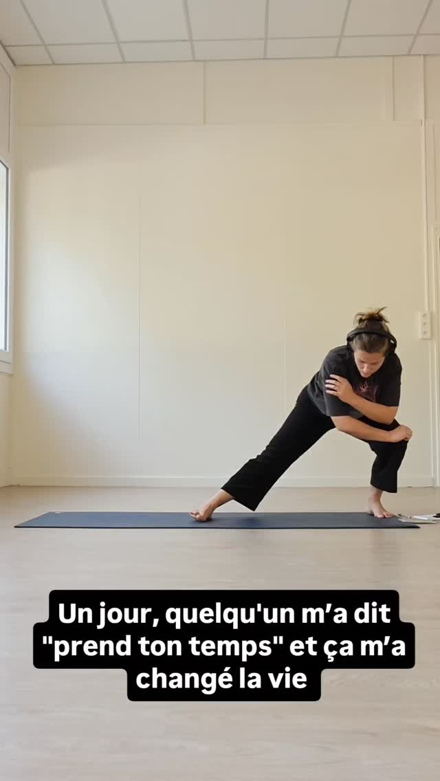 Ca a révolutionné ma vie et surtout ma pratique au sens large .
C’etait en 2022 et ma vie allait à 100 à l'heure y compris pendant mes pratiques de yoga.
Un jour, j’ai pris un cours par hasard avec @thibaud_adema et au lieu d’un vinyasa de brute à sauter d’une posture à l'autre, ce prof incroyable nous a fait tenir les postures longtemps ... très longtemps.
Alors que je pensais que la maitrise passait pas la vitesse, j’ai découvert le contrôle dans la lenteur.
Depuis ce jour mon approche du mouvement et de la progression n’a plus jamais été la même.
Il m’a fallut encore quelques années pour appliquer le "prend ton temps" au reste de ma vie, mais depuis l'arrivée de mon fils je savoure beaucoup plus la mise en place des choses et le travail que ca implique.
Personne n’est hermétique à l'instantanéité développer par le monde dans lequel nous évoluons. Les gratifications rapides sont devenues monnaie courante et contribuent à réduire notre endurance à l'effort. La flemme TMTC
Faire les choses bien prend du temps, construire du muscle, de la stabilité, un business ne se fait ni en un jour ni sans effort.
Je pourrais vous balancer du "c’est le voyage qui est important" mais j’ai toujours été assez hermétique à ce genre de formule tant que je n’avais pas fait l'expérience propre de ce que ca implique.
Alors la prochaine fois que tu bouges ralentis, et regarde ce qui se passe.
Ps: merci encore Thibaud
Yoga sport mouvement lenteur contrôle moteur engagement effort progression
#yoga #progression #sportfrance