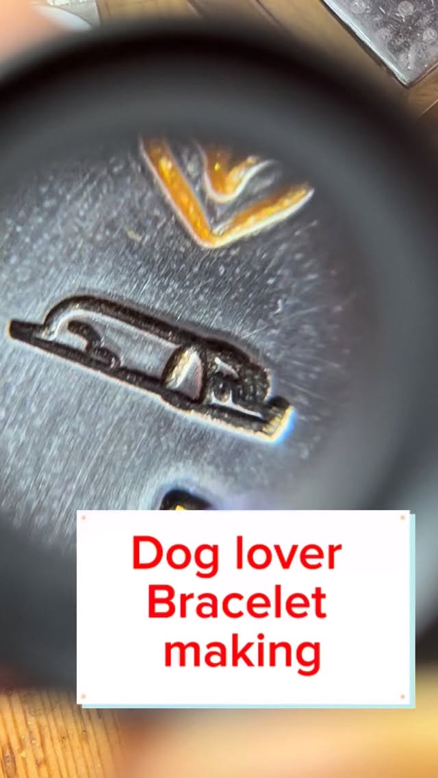 Vom ersten Hammerschlag 🔨 bis zum fertigen Armband ✨:
Ein goldenes Herz 💛, ein Buchstabe für einen besonderen Begleiter 🐾 und das kleine Detail, das alles zusammenhält – sorgfältig von Hand gefertigt 🖐️❤️
.
From the first hammer strike 🔨 to the finished bracelet ✨:
A golden heart 💛, a letter for a special companion 🐾, and the little detail that brings it all together - carefully crafted by hand 🖐️❤️
#makingprogress #makingof #crafting #doglovers #dackel