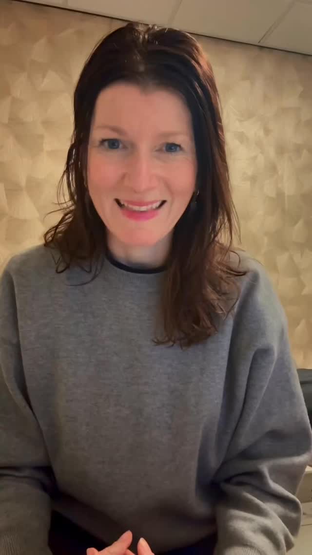 Veel vrouwen denken dat ze “iets fout doen”.
Dat ze minder discipline hebben.
Dat ze gewoon nóg strenger moeten zijn.
Dat dacht ik zelf ook.
Tot ik begreep wat er hormonaal verandert in de perimenopauze.
Je lichaam reageert anders op stress.
Anders op suiker.
Anders op slaaptekort.
Het probleem is niet dat je minder je best doet.
Het probleem is dat je lichaam een andere strategie nodig heeft.
Sinds ik mijn voeding en leefstijl heb afgestemd op deze fase,
voelt het zóveel makkelijker.
Minder strijd.
Minder cravings.
Meer energie.
In mijn gratis masterclass
‘Van hormonale chaos naar balans’
leg ik uit wat er verandert
en wat jij concreet kunt doen bij:
– Vermoeidheid
– Cravings
– Stemmingswisselingen
– Buikvet dat maar blijft zitten
🔗 Meld je aan via de link in bio of comment met Masterclass en ik stuur je de link.