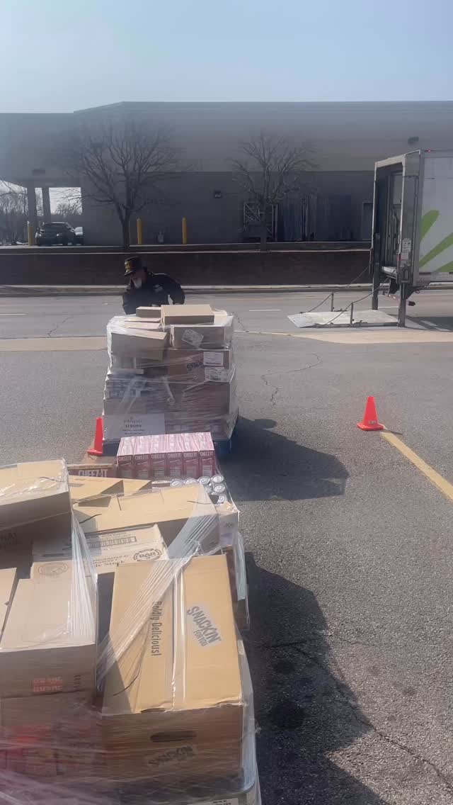 Delivery day at @thebeaconproject4teens ! Thankful for our community partner @rfbo and our new Pantry Coordinator Ms. Sunny!
#thebeaconproject #communitysupport #makeadifference #teens #supportteens #fighthunger #endhunger #itsforthekids