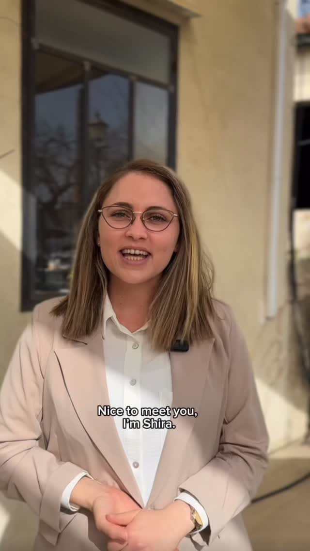 בעשור האחרון, אחרי שני תארים קליניים וניסיון רב בתחום הטיפול הרגשי, החלטתי לעשות הסבת מקצוע לעולם הנדל”ן. בעיניי, ליווי אנשים ברכישה או במכירה של נכס הוא המקום שבו נפגשים עולם הנפש ועולם החומר. אני מביאה איתי מקצועיות, רגישות, הכלה וסבלנות, ושמחה ללוות אנשים בתהליך חשוב ומשמעותי בחייהם.