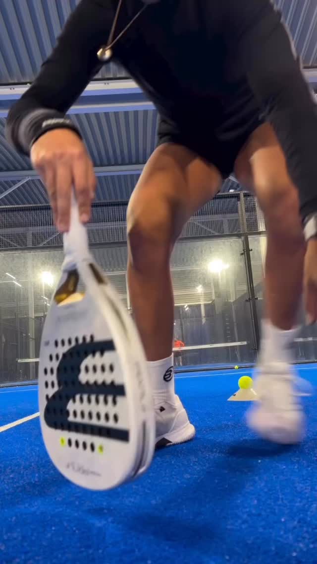 🎾 Víbora masterclass van @beagonzalez_padel 🔥
In deze video zie je topspeelster Bea González aan het werk met haar víbora.
Let vooral even op het raakpunt… dáár zit de magie 👀✨
🔑 Wat kun je hier van leren?
✔️ Raakpunt vóór je lichaam
De bal wordt iets vóór en op schouderhoogte geraakt. Zo krijg je controle én die vervelende slice.
✔️ Hoge voorbereiding
Racket start hoog, beweging van hoog naar laag. Dat geeft spin en houdt de bal laag na de stuit.
✔️ Lichaam draait mee
Niet alleen je arm: schouders en heupen werken mee voor timing en stabiliteit.
✔️ Controle > kracht
De víbora is geen smash. Rust, gevoel en precisie maken ‘m dodelijk.
✔️ Plaatsing is key
Richting zij- of achterglas van je tegenstander = druk opbouwen en het net houden.
👉 Pro-tip: oefen ‘m rustig in rally’s en focus eerst alleen op raakpunt + timing👌