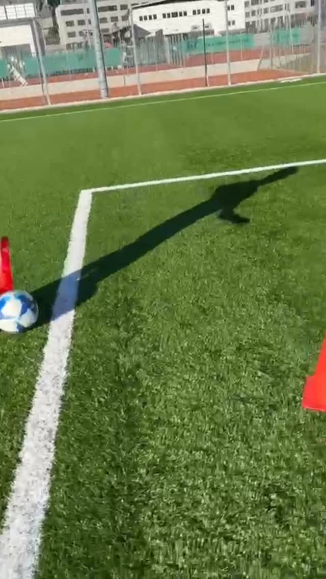 ⚽️ Fokus-Session: Ballkontrolle unter Tempo + Torabschluss ✅
Erst sauber durch den Parcour, Kopf oben, letzter Kontakt nach vorne – und dann ohne Zögern aufs Tor. 🎯🥅