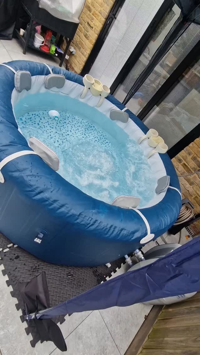 SOUND ON 🔊💆♀️💆♂️
Garden looking quiet? Not anymore… 🫧🔥
Bubbles on. Stress off.
DM BubblesLDN to turn your night into a vibe.
www.bubblesldn.co.uk