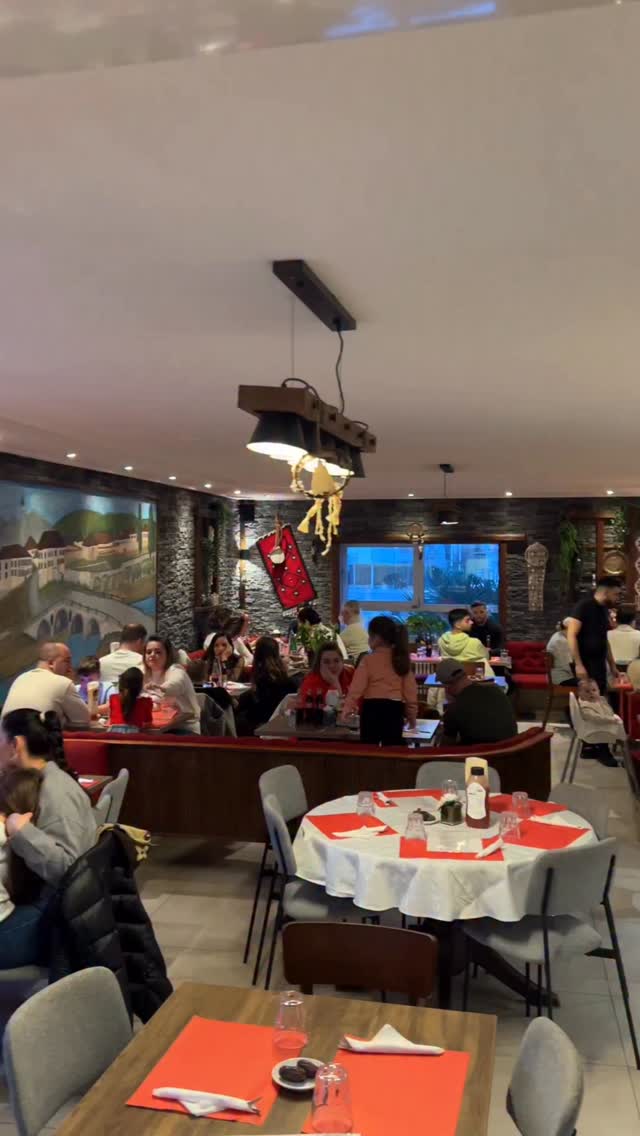 Ramadan Tag 4 bei Kulla 🌙🔥
Vierter Abend. Die Routine sitzt – aber die Stimmung wird jedes Mal stärker.
Lachen an den Tischen, dampfende Teller, dieser erste Biss nach einem langen Tag 🤍🍽️
Ramadan ist mehr als nur Essen.
Es ist Gemeinschaft. Und genau das leben wir hier jeden Abend.
📍 Bielstrasse 120, 2540 Grenchen
📞 032 652 19 19
📍 Birchstrasse 10, 3186 Düdingen
📞 026 505 10 20
Reservierungen bitte nur telefonisch oder vor Ort.
#Kulla #Ramadan2026 #Iftar #restaurant #balkan