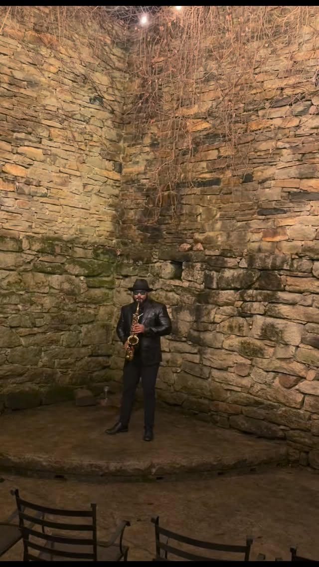 Such a classic 🎶🎷
-
#livesax #saxophonist #weddingperformance