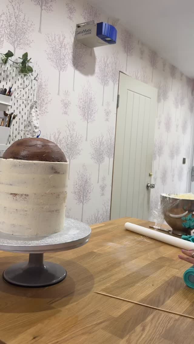 This one was huge! 6 layers of vanilla cake and 3 layers of chocolate! Lots of details but looked absolutely stunning in the end! #twistedcakesbytia #welwyngardencitymums #stalbansmums #hertfordshirecakes #cakesofinstagram