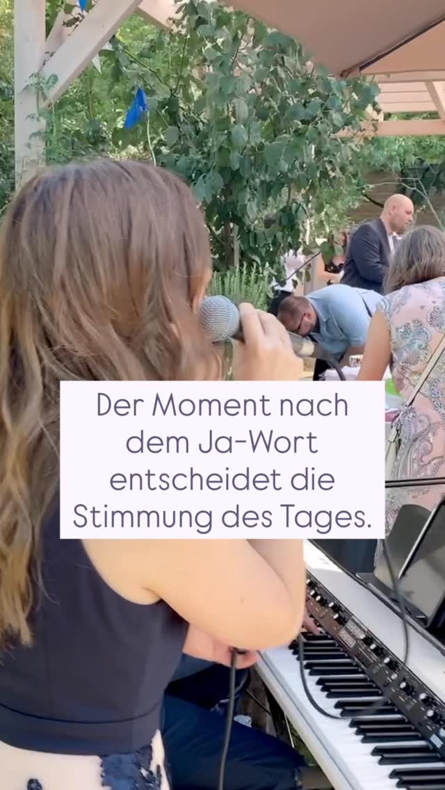 Nach der Trauung passiert etwas Entscheidendes.
Die Anspannung fällt ab. Glück mischt sich mit Erleichterung. Gäste stehen auf, umarmen euch, holen sich ein Glas Sekt – und genau hier entsteht die Atmosphäre für den restlichen Tag.
Wenn dieser Übergang leer wirkt, verliert sich das Gefühl.
Wenn er musikalisch begleitet wird, trägt er alles weiter.
Warum Livemusik in diesem Moment so viel bewirkt:
1. Sie schafft sofort Atmosphäre.
Keine Pause. Kein Bruch. Die Stimmung aus der Trauung klingt weiter – nur etwas leichter, gelöster.
2. Gespräche entstehen natürlicher.
Musik im Hintergrund nimmt die Stille, ohne sich in den Vordergrund zu drängen. Begegnungen fühlen sich fließender an.
3. Emotionen bleiben präsent.
Das „Ja“ liegt erst wenige Minuten zurück. Livemusik hilft, genau dieses Gefühl festzuhalten.
4. Sie reagiert auf den Moment.
Tempo, Dynamik, Songauswahl – live entsteht immer im Hier und Jetzt. Nicht zufällig, sondern bewusst gestaltet.
5. Der Tag bekommt eine klare Linie.
Vom Duo zur Trio-Besetzung – und am Abend übernimmt auf Wunsch Daniel alias DJ D.VINE. So bleibt der musikalische Rahmen stimmig und aus einem Guss.
Der Sektempfang ist kein „Lückenfüller“. Er ist der erste Moment eurer Feier.
Wenn ihr euch für eure Hochzeit eine stilvolle, lebendige Atmosphäre wünscht, schreibt uns gerne unverbindlich.
#livemusikzurhochzeit #sektempfang #hochzeitssänger #livemusikstuttgart