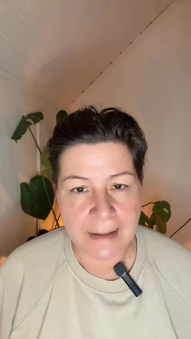 🗣️Vår röst är ett kraftfullt verktyg i självhelande. Genom att uttrycka den medvetet, det är genom de lugnande orden som vi bjuder in oss själva till närvaro. Det blir ett samspel mellan kropp, nervsystem och själ, där vi med vår röst kan hjälpa oss själva att läka, steg för steg.
Nervsystemet lyssnar inte bara på vad du säger. Det lyssnar på tillståndet du säger det från.
Underskatta aldrig din egen röst. Den ör power.
Kärlek 💚
#healing#heal#hälsa