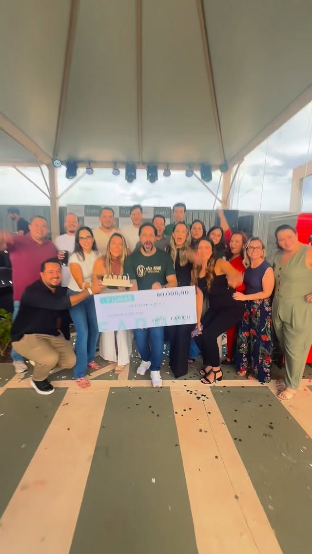 MATIZ JÁ É UM SUCESSO!
A Hugo Fabbri Incorporadora realizou a premiação das imobiliárias e corretores parceiros para celebrar o grande sucesso do Matiz em seu lançamento.
O encontro foi marcado pelo reconhecimento aos profissionais que contribuíram diretamente para os excelentes resultados alcançados já na fase inicial de vendas — superando uma meta considerada desafiadora.
Mais do que números, o momento destacou a força das parcerias e o ambiente colaborativo que impulsiona o mercado imobiliário.
O Matiz é o primeiro empreendimento residencial do Reservas do Sul, bairro planejado que vem se consolidando como um novo eixo de desenvolvimento urbano em São José do Rio Preto