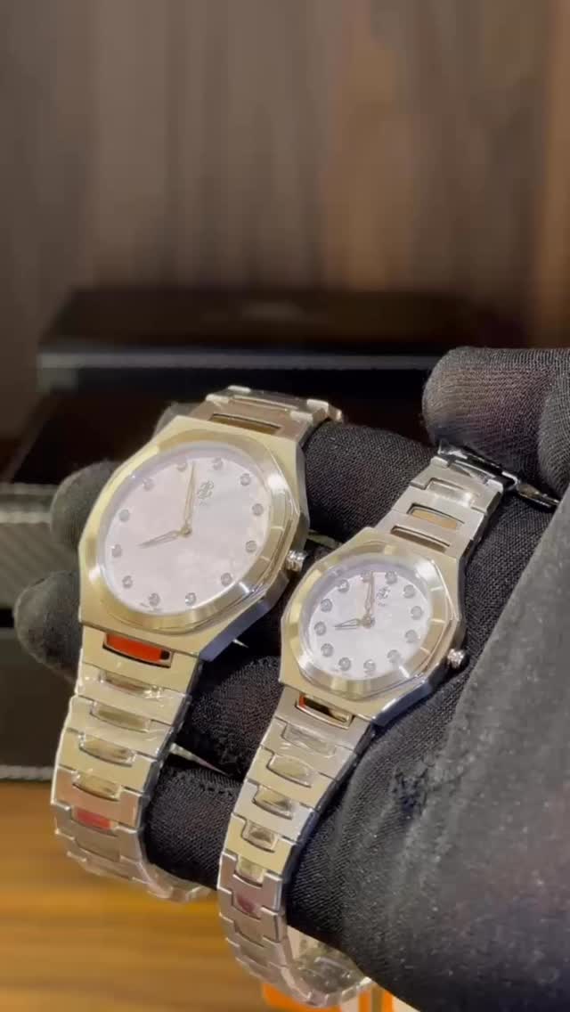 ساعة لك وساعة للمدام
Every second deserves brilliance.
12 natural diamonds, designed for him & her
Discover the Diamond Collection by BBMilano
#couplewatches #luxurylifestyl #dubailuxury #diamonds💎