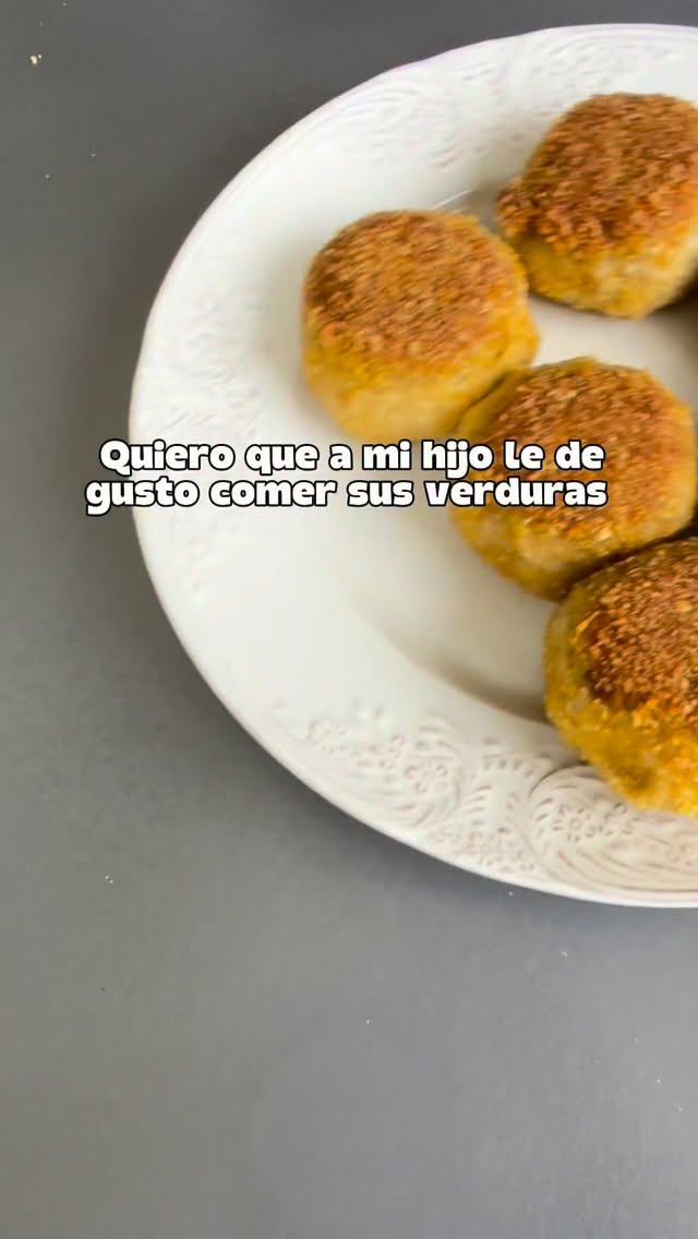 Receta infalible de bolitas de coliflor
1 cabeza de coliflor hervida hasta estar suave
1/2 taza de fécula de maíz
1/4 taza de pan molido
1 huevo
1 cucharita de sal
1/2 cucharita de orégano
1/2 cucharita de pimienton
1/2 cucharita de ajo en polvo
Queso manchego en cubos
Licua la coliflor hervida
Mete en un trapo y exprime hasta que esté completamente seco
Mezcla esto con el resto de los ingredientes
Forma una masita
Haz una bolita, aplana con tus manos y coloca el queso
Cierra y pasa por extra de pan molido
Dora en aceite de oliva por ambos lados hasta dorar y se cocine por completo
Tienes una receta para sorprender a tus hijos con un sabor delicioso! 🤤