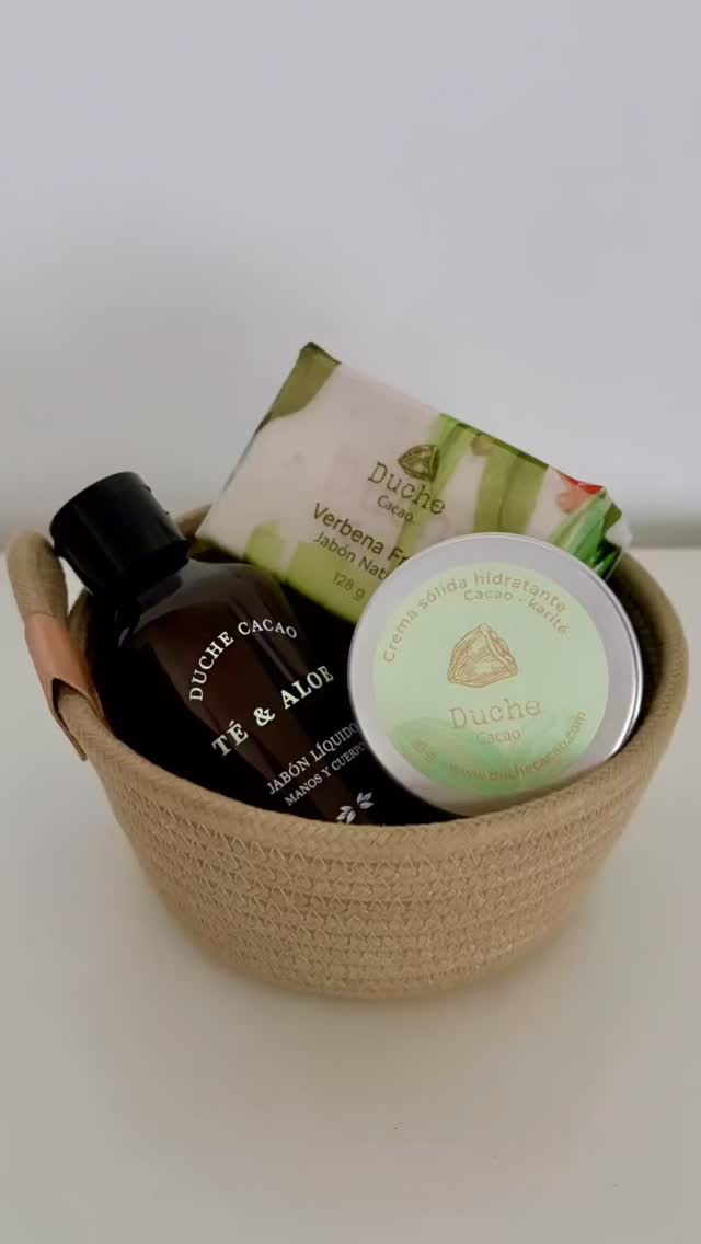 Mi Kit Viajero nació para quienes aman moverse sin dejar atrás el cuidado personal.
En una maleta pequeña viajan tres esenciales artesanales: un jabón líquido suave, un jabón en barra reconfortante y una crema sólida que abraza la piel. Todos con el aroma fresco y luminoso de la verbena, como una pausa natural en medio del camino.🙂☘️💫#kitsderegalo #mikitviajero #jabonesartesanales #kitscosmeticanatural