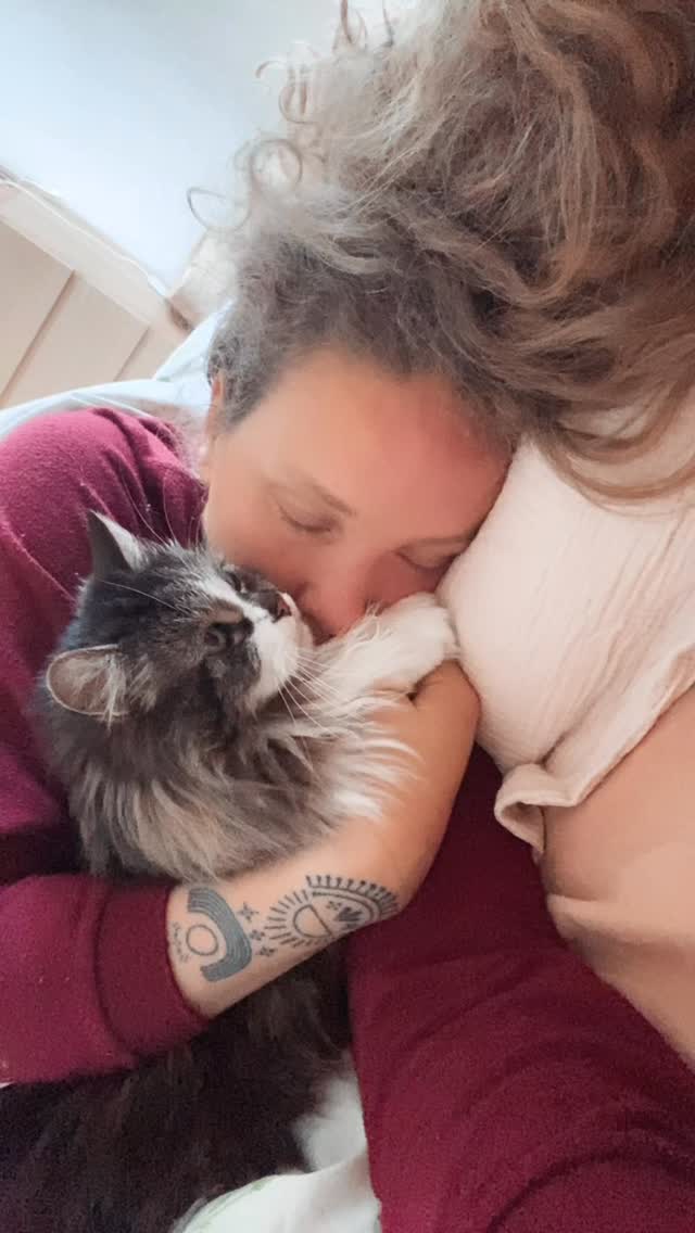 • SE MONTRER VULNÉRABLE •
Hier j’ai fait des stories dans lesquelles je parlais des angoisses qui sont remontées en moi pendant mon weekend solo.
(L’approche de la fin de mon mi temps, mes questionnements quant à mon lieu de vie, mon entreprise, ma vie sentimentale…)
Et c’est super dur à assumer car j’aimerais n’être une femme que courageuse, dans sa puissance, avec l’esprit clair, créatif, joyeux et optimiste.
J’ai peur que ces moments de doute soient vus et utilisés contre moi.
Comme si pour être une femme désirable, une entrepreneuse à succès et une bonne mère, il ne faudrait pas que ces fragilités existent.
Et en fait, au moment où j’écris ces lignes, je crois que je comprends que c’est exactement l’inverse.
Que c’est justement ces difficultés qui parlent de notre force et notre courage.
Que c’est ici que réside notre réelle rage de vivre, de continuer de vouloir le meilleur pour nous et nos enfants.
Un peu comme un marathonien à la cheville foulée qui continuerait sa course et quand il le peut, s’autoriserait à s’arrêter pour prendre soin de sa blessure et ainsi mieux repartir.
Alors oui ce week-end, je suis tombée dans une forme de déprime et je me suis trouvée nulle mais enfait, j’ai eu le courage de regarder la situation et de réfléchir à la meilleure solution pour l’avenir.
Alors non, je n’ai pas encore trouvé les réponses.
Mais ce que je sais, c’est que je peux être fière d’être cette femme qui est capable de ressentir et exprimer honnêtement tout ce qui existe en elle.
J’aime cette femme qui pleure et désespère parfois et qui continue aussi de rire, chanter, photographier les fleurs et les couchers de soleil sur son chemin (même si ils ne sont pas au bout du monde).
J’aime cette femme sensible à la poésie du banal, celle qui donne toute sa saveur à la vie.