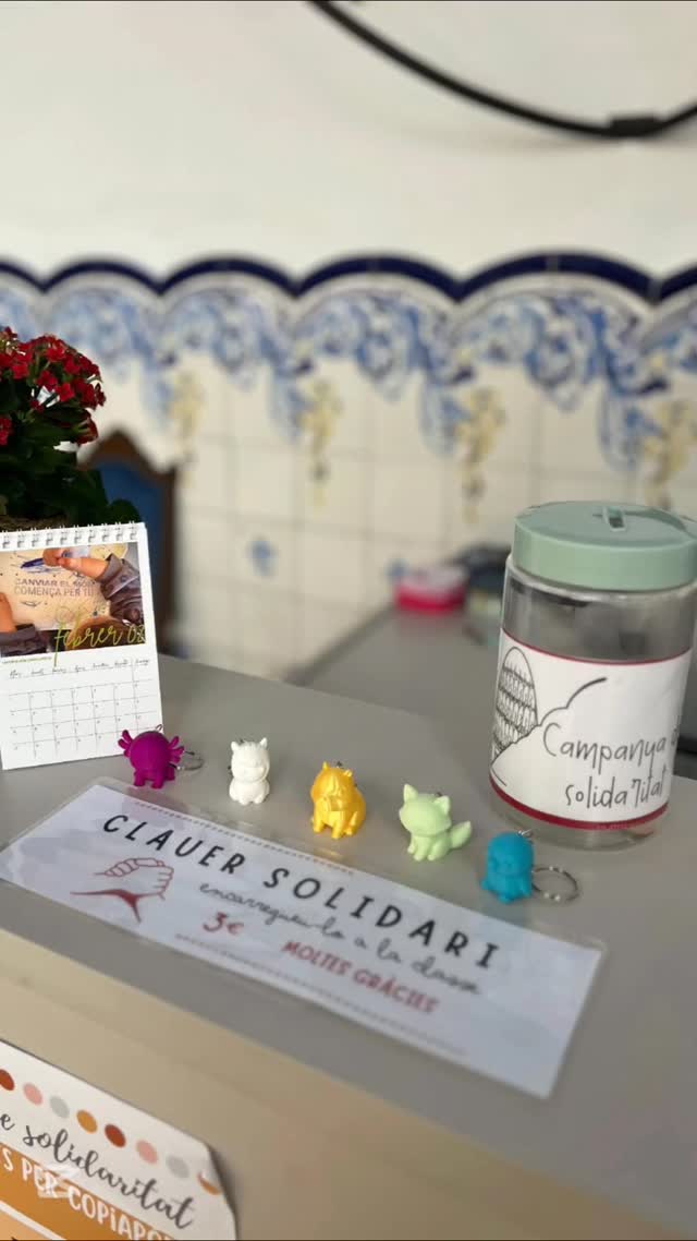 Clauers solidaris “Bateguem junts per Copiapó” 🦙🐧💛
Aquest curs, la solidaritat també pren forma… i surt de la nostra impressora 3D! 🙌
Hem creat uns clauers solidaris amb cinc animals típics de Xile 🐾, el país al qual destinarem tot el que recaptem amb la campanya d’enguany.
🎁 Cada clauer costa 3 euros
🏫 Es poden demanar al tutor/a a cada classe
✨ S’entreguen en sobre sorpresa… i la màgia és descobrir quin animal t’ha tocat!
No es pot triar, però tots tenen un valor molt especial 💝 Perquè darrere de cada clauer hi ha un gest de compromís, creativitat i ajuda real!
Us animeu a adoptar-ne un? 🫶🏻