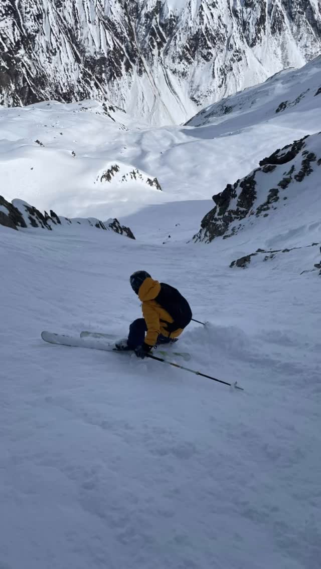 Nice to get back into the Classics! Giraffe never fails to deliberiert with some Powder in the top and Spring Snow lower. Of course 1 or 2 cookies in the second couliour🤣
@andermatt.official @andermatt_sedrun_disentis @blizzard_tecnica @imholzsportandermatt @vailmtn @fjallravenofficial @made_in_andermatt
#andermattguides #weloveskiing #freerideandermatt #skitouring