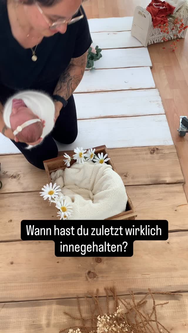 Nicht kurz durchgeatmet zwischen zwei To-Dos. Nicht das Handy kurz weggelegt und gleich wieder draufgeschaut. Sondern wirklich. Innegehalten.
Die ersten Wochen mit einem Neugeborenen sind laut und leise zugleich. Überwältigend und still. Du funktionierst, du liebst, du erschöpfst dich – und irgendwo dazwischen rasen diese Tage an dir vorbei, ohne dass du wirklich weißt wohin.
Genau dafür bin ich da.
Ich halte für dich inne. Mit meiner Kamera, mit ruhigen Händen und einem Studio, in dem die Zeit kurz stehen bleibt. Nur für euch. Nur für diesen Moment, der so klein ist – und gleichzeitig alles bedeutet.
Dein Baby. Diese Falten. Diese Wimpern. Dieser Atem.
Einmal so. Nie wieder.
📍 Fotoatelier Juli | Nagold
✨ Newborn-Sessions – jetzt Termin anfragen. Link in der Bio.