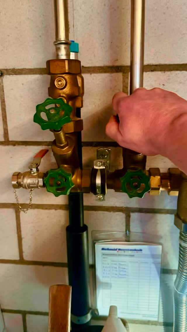 Die Filterpatrone hält Schmutz, Rost und Partikel zurück, bevor sie in die Leitungen gelangen. Damit werden Armaturen, Geräte und die ganze Hausinstallation geschützt.
Doch auch der beste Filter hält nicht ewig. Ist er zugesetzt, sinkt der Wasserdruck und es drohen Folgeschäden.
Unser Tipp: Filterpatrone regelmässig wechseln. Mindestens alle 12 Monate – je nach Hersteller.
Wann hast du sie zuletzt ersetzt? Wir kümmern uns darum. 🔧