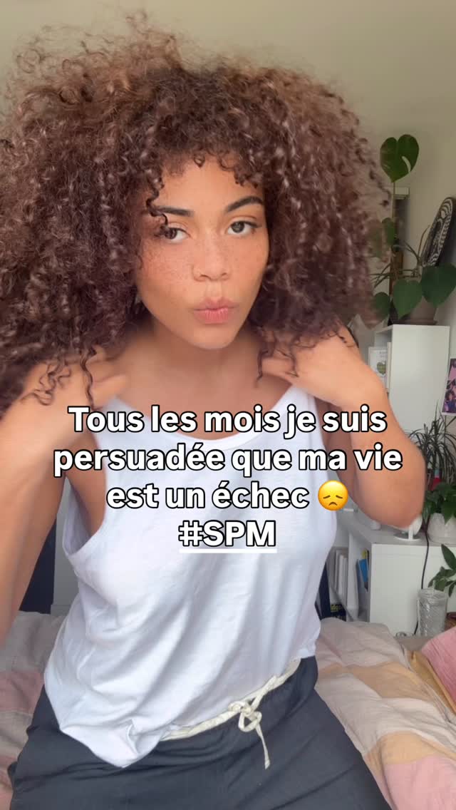 Mon SPM me fatigue 😣
L’impression de stagnation, de vide, que ma vie n’avance pas, de tourner en rond.
Tout me paraît lourd, j’ai envie d’annuler mes projets, je doute de tout.
J’ai envie de tout quitter, parce que de toute façon personne ne m’aime, ma carrière est déjà finie, mes succès ? Invisibles. Mon potentiel ? Introuvable. Ma confiance ? Évaporée.
Et j’essaye de me regarder honnêtement…
et de me rappeler que bitch : I’m that girl.
Mais vas-y c’est pas facile, Yako à mes gows qui vivent ça intensément. On est ensemble, Oh nom 🫂
Ça passe. 🙏🏽 #spm